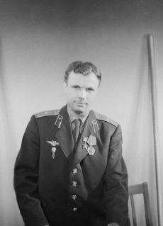 Jurij Gagarin a ... copak je tam za ním opřeno?