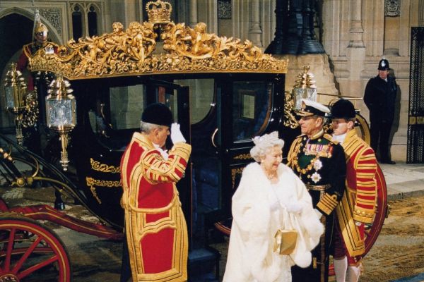 Královna se musela podřídit vládě v otázce svého rozpočtu.