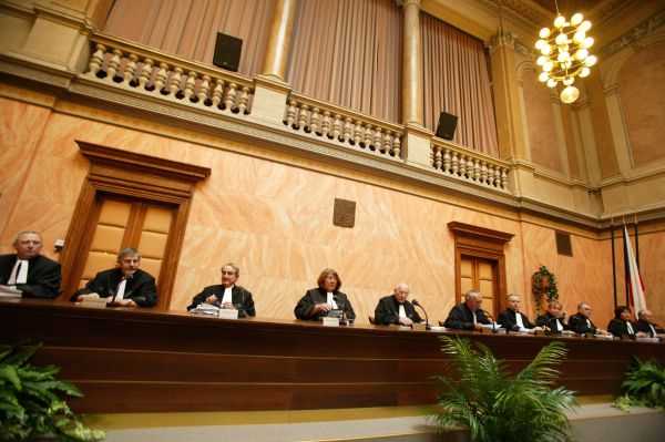 Soudci budou chtít po státu doplatek platů za 9 měsíců.