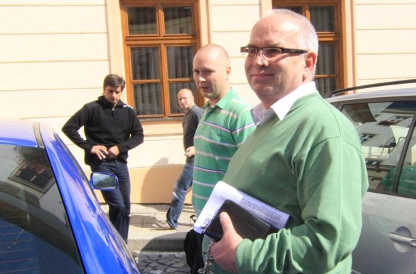 Tajemník Vladimír Krejčíř (vpravo) je i nadále vyslýchán. Tajemník Vladimír Krejčíř (vpravo) je i nadále vyslýchán.