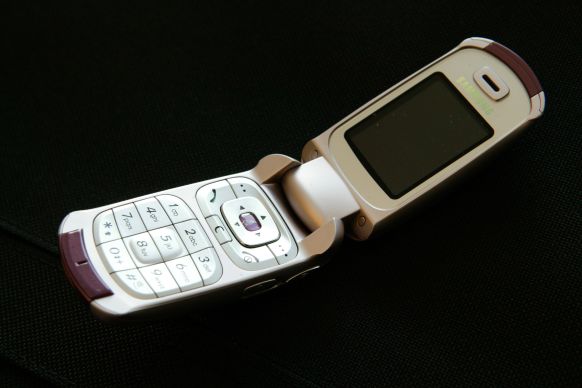 Roste počet úmrtí na silnicích způsobených takzvaným mobilním rozptýlením.