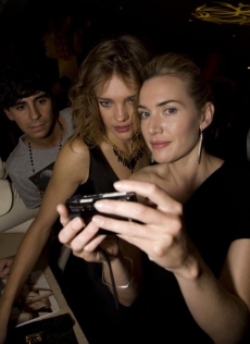 Jak vzniká společná fotografie Kate Winsletové a Natalie Vodianovové.