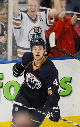 Tyalor Hall oslavuje první gól v dresu Edmontonu.