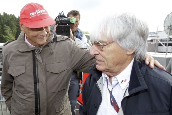 Bernie Ecclestone (vpravo) v hovoru s Nikim Laudou. 
