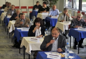 Skleničky s tvrdým alkoholem očichávalo a chutnalo celkem 43 porotců. 