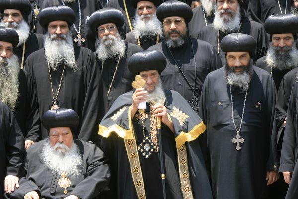 Patriarcha Šenuda III. a koptští arcibiskupové.