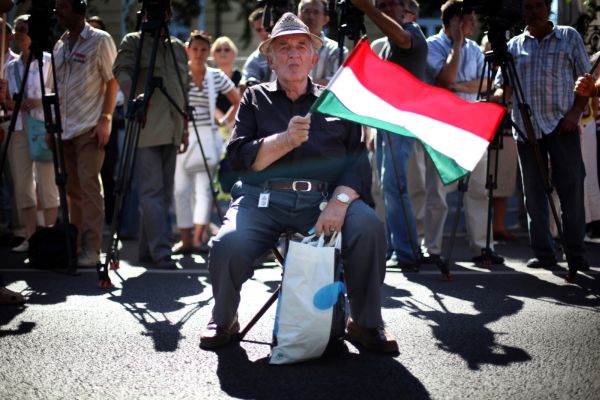Slovenským Maďarům spadl kámen ze srdce, platit pokuty budou jen instituce.