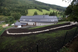Penzion v Ludvíkově už je téměř hotový. V tuto chvíli se upravují pozemky u něj.