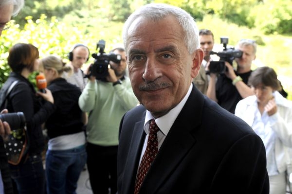 Finanční potíže lidí s nízkými příjmy by podle Hegera mělo řešit ministerstvo práce a sociálních věcí.