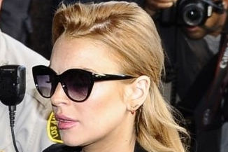 Lindsay Lohanová odchází od soudu v Los Angeles.