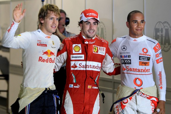 Nejlepší tři ze sobotní kvalifikace na VC Singapuru, zleva Vettel, Alonso a Hamilton.