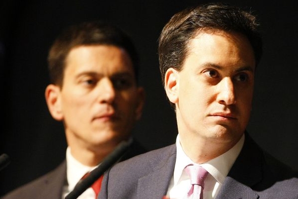 Labouristy povede Ed Miliband (vpravo).