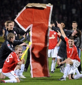 Jako by ani hráči Mohuče nemohli uvěřit tomu, že vedou ligu.