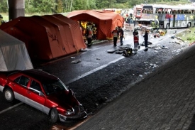 Ve stanech, které vyrostli přímo pod mostem, ošetřovali zdravotníci raněné.