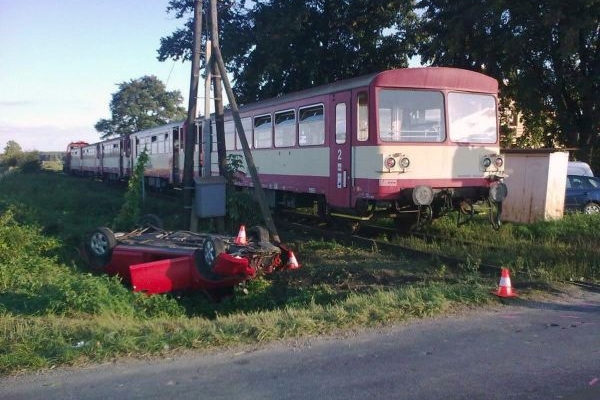 Za většinou smrtelných nehod na přejezdech může neukázněnost řidičů. 