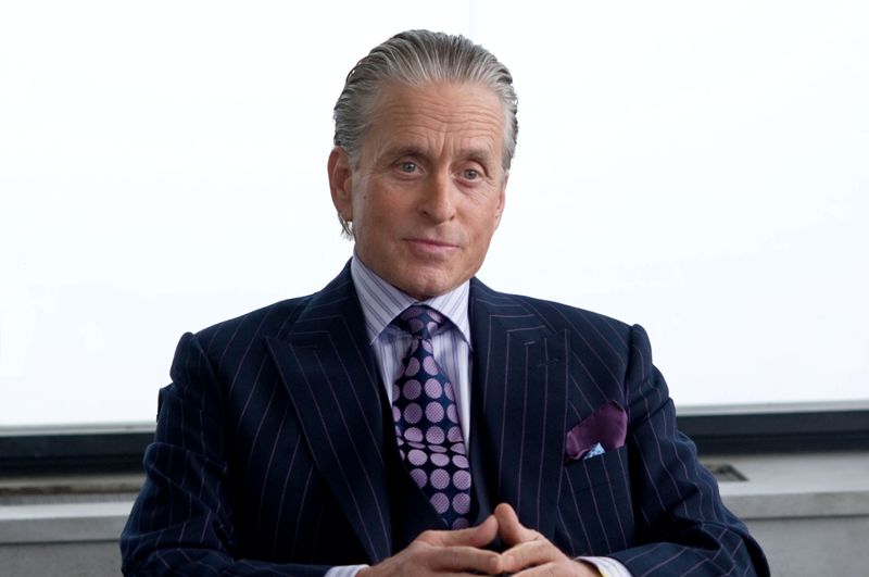 Michael Douglas jako Gordon Gekko.