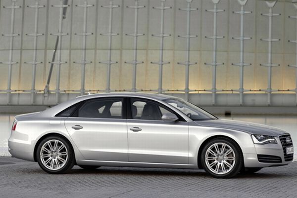 Audi A8 L, prodloužená verze luxusní limuzíny. 