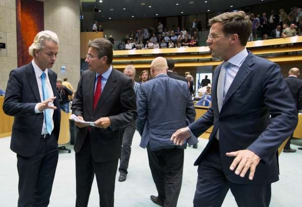 Noví vládci Nizozemska debatují. Zleva Wilders, Vergagen a Rutte.