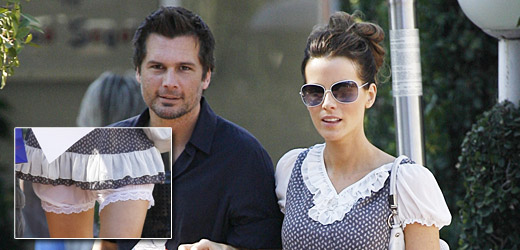 Kate Beckinsaleová s manželem ve výstředním modelu.