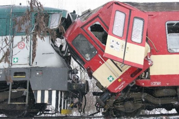 Při této srážce vlaků na severu Moravy se loni zranilo skoro šedesát lidí. Letos ale byli při všech srážkách vlaků zranění dohromady jen tři lidé.