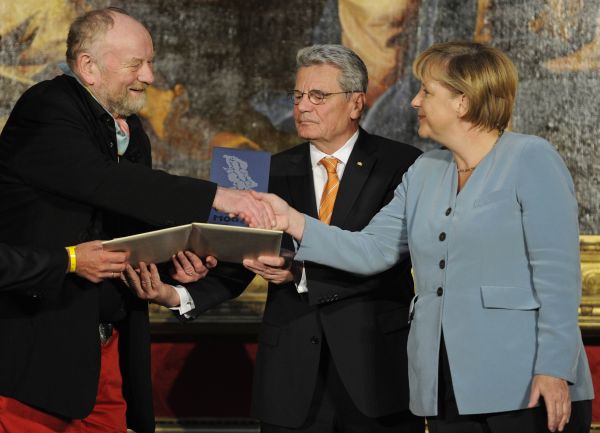 Čtyřiasedmdesátiletý dánský kreslíř Kurt Westergaard nedávno přijal ocenění z rukou Angely Merkelové. Čtyřiasedmdesátiletý dánský kreslíř Kurt Westergaard nedávno přijal ocenění z rukou Angely Merkelové.