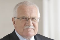 Prezident Klaus hodnotí boj proti kouření za směšný, sám je nekuřák.