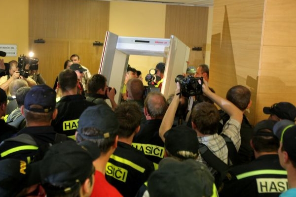 Stávkující zaměstnanci uvnitř ministerstva vnitra minulý týden.