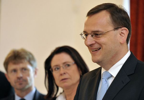 Důchody porostou, oznámil premiér Petr Nečas (vpravo).