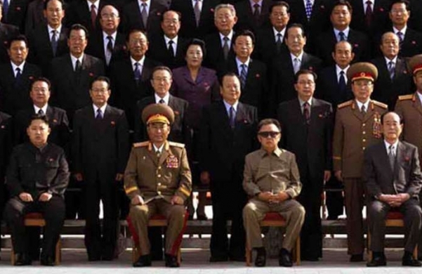 Konečně. Kim Čong-un v první řadě první zleva.