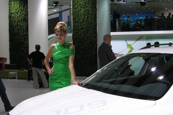 Modelky všude, kam se podíváš. Bez nich by byl autosalon jen fádní přehlídkou aut?