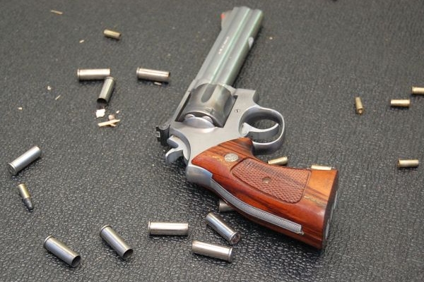 Není jasné, zda na muže někdo vystřelil, nebo si zranění způsobil sám. Není jasné, zda na muže někdo vystřelil, nebo si zranění způsobil sám.