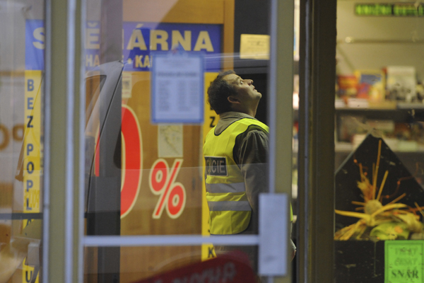 Policista ve směnárně, kde došlo k výbuchu.
