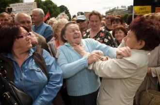 Dvě penzistky se škorpí při demonstraci proti hospodářské politice vlády v Rize (2009).