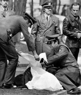 Policisté ve Stuttgartu nad Bubackovou mrtvolou (1977).