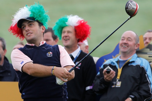Ital Francesco Molinari si pro tréninkové kolo narazil na hlavu své národní barvy, stejně jako jeden z fanoušků.