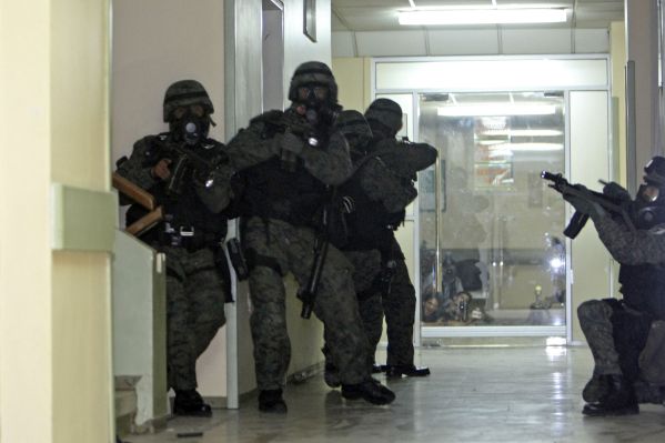 Policisté při zákroku v nemocnici osvobozují prezidenta.