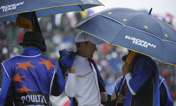 Ryder Cup byl přerušen kvůli dešti.