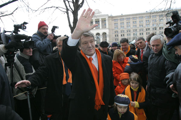 Ústavní změny byly výsledkem oranžové revoluce a nestabilního spojenectví prezidenta Juščenka (na obrázku) s premiérkou Tymošenkovou.