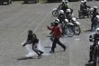 Loajální policista sbírá granát se slzným plynem.