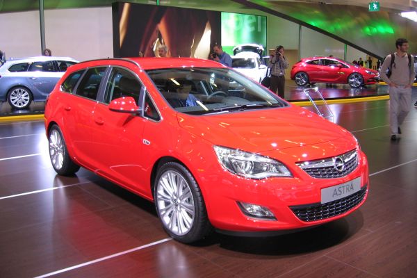 Světovou premiéru měl Opel Astra ST, tedy kombík oblíbeného modelu.