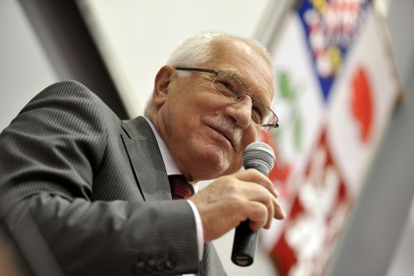 Nejvíce lidí věří tradičně hlavě státu. 