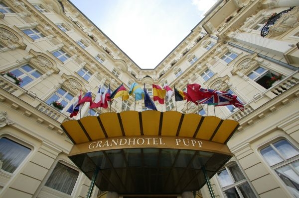 Grandhotel Pupp je k mání, stejně jako zámek Moravský Krumlov.