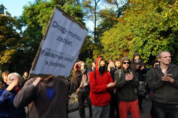 Na zástupce DSSS čekala před centrem asi třicítka odpůrců strany, kteří nesli transparenty s protifašistickými hesly. 