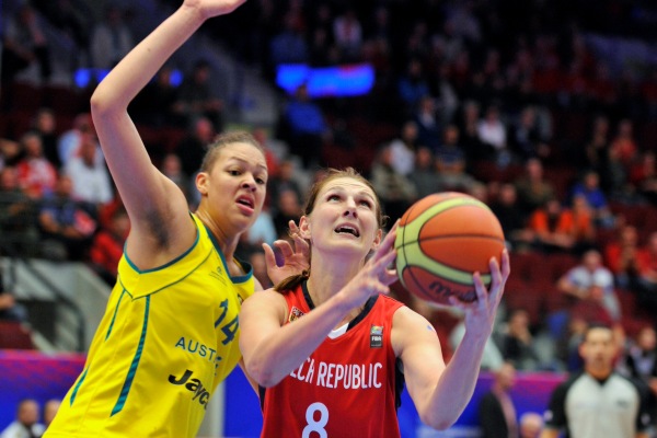 Ilona Burgrová z Česka (vlevo) a Elizabeth Cambageová z Austrálie.
