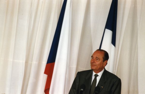 Soud s bývalým francouzským prezidentem Jacquesem Chirakem, který čelí obvinění ze zneužití veřejných prostředků, se uskuteční příští rok. 