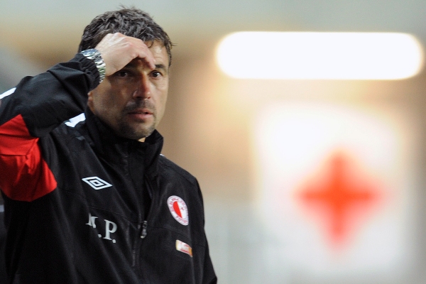 Michal Petrouš na lavičce Slavie v zápase s Plzní.