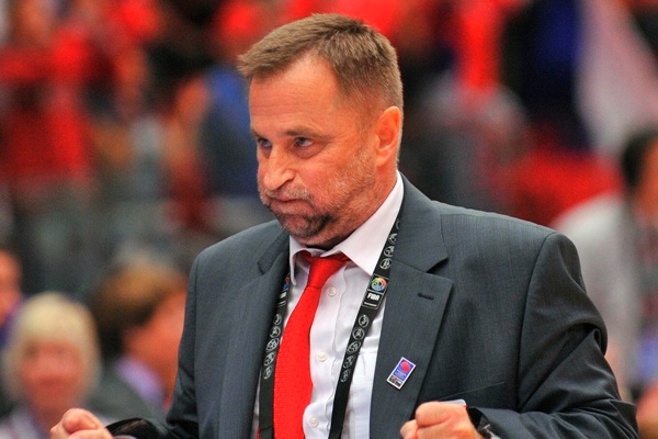 Trenér českých basketbalistek Lubor Blažek krotí emoce po postupu do semifinále.