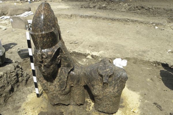 Archeologové odhalili horní část vápencové dvojsochy faraona Amenhotepa III. (ilustrační foto).