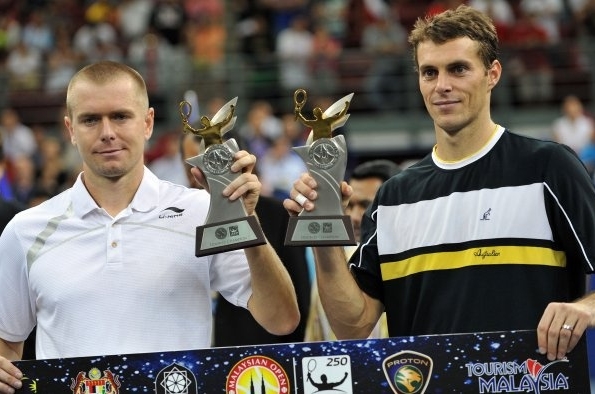 František Čermák (vpravo) a Michal Mertiňák drží v Kuala Lumpuru vítězné trofeje.