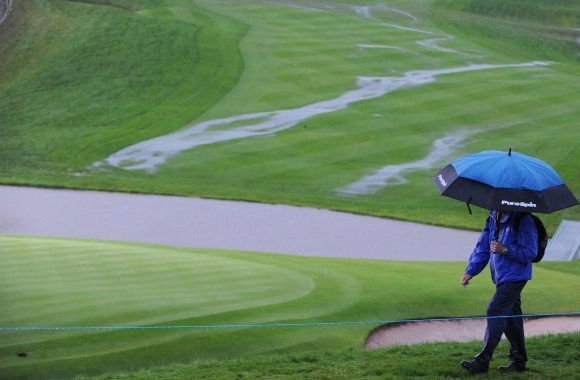 Hřiště Celtic Manor ve Walesu je podmáčené.